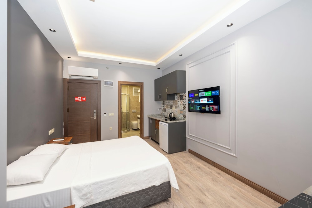 Comfort Suites Hotel 13