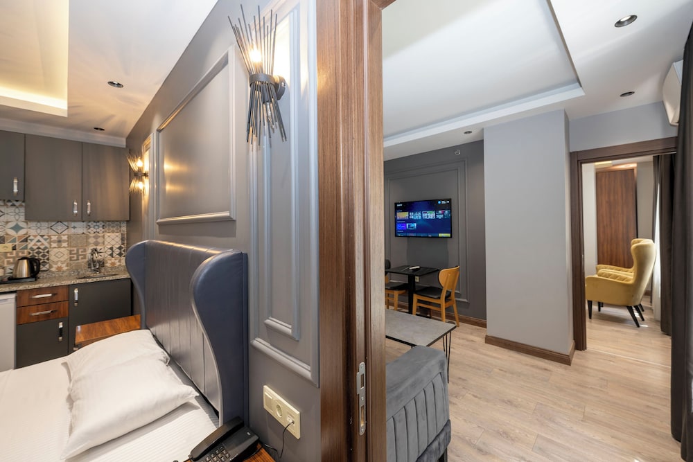 Comfort Suites Hotel 23