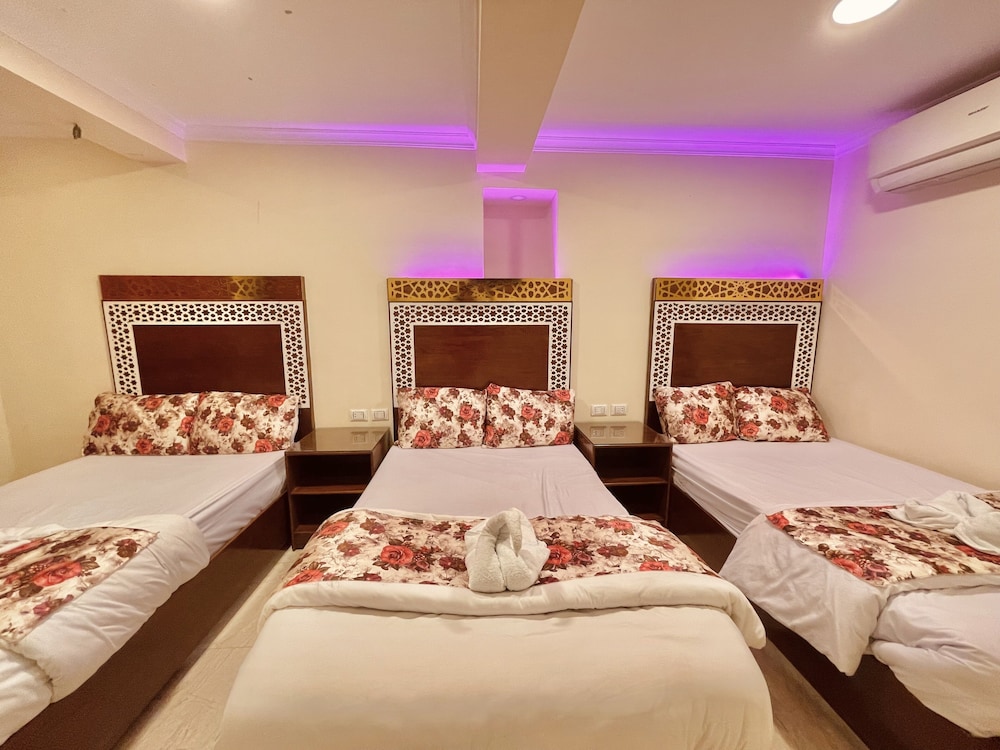 Pyramids Height Inn 10