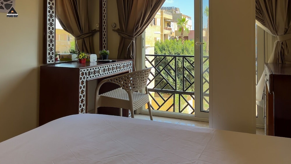 Pyramids Height Inn 12