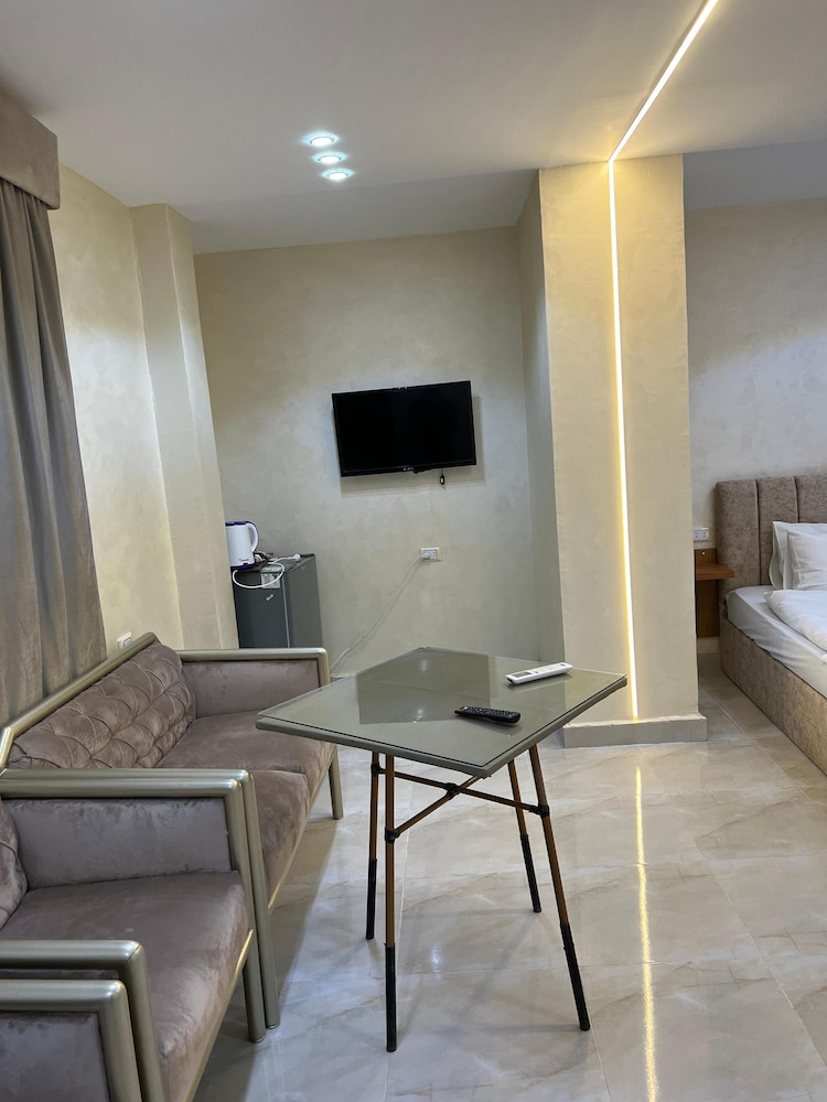 Pyramids Height Inn 17
