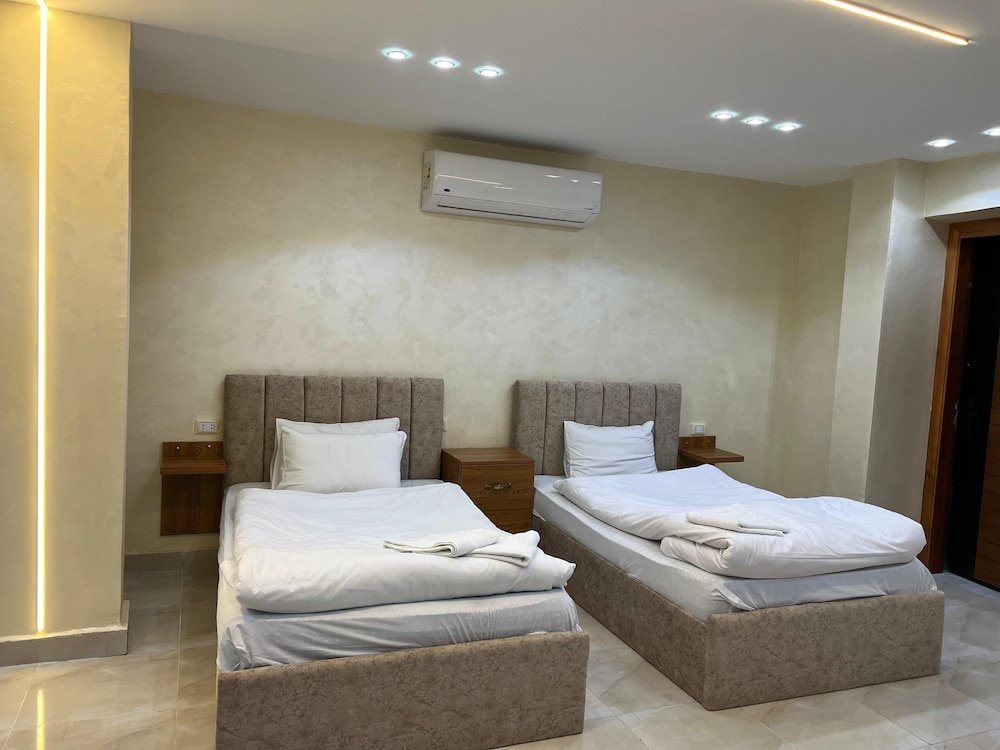 Pyramids Height Inn 16