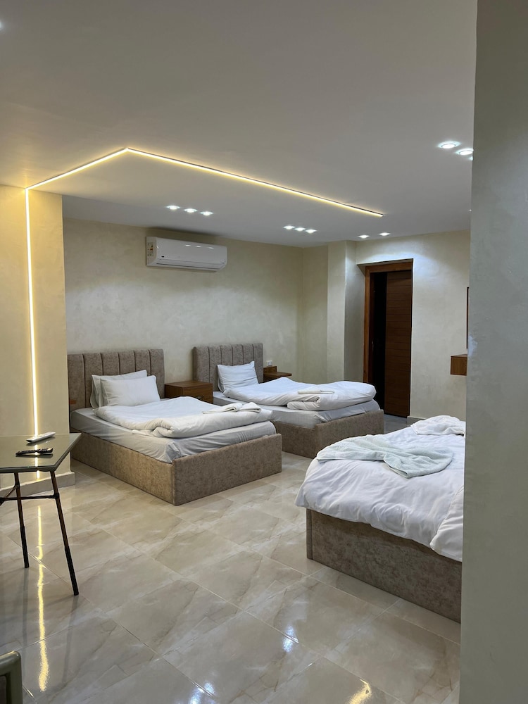 Pyramids Height Inn 18