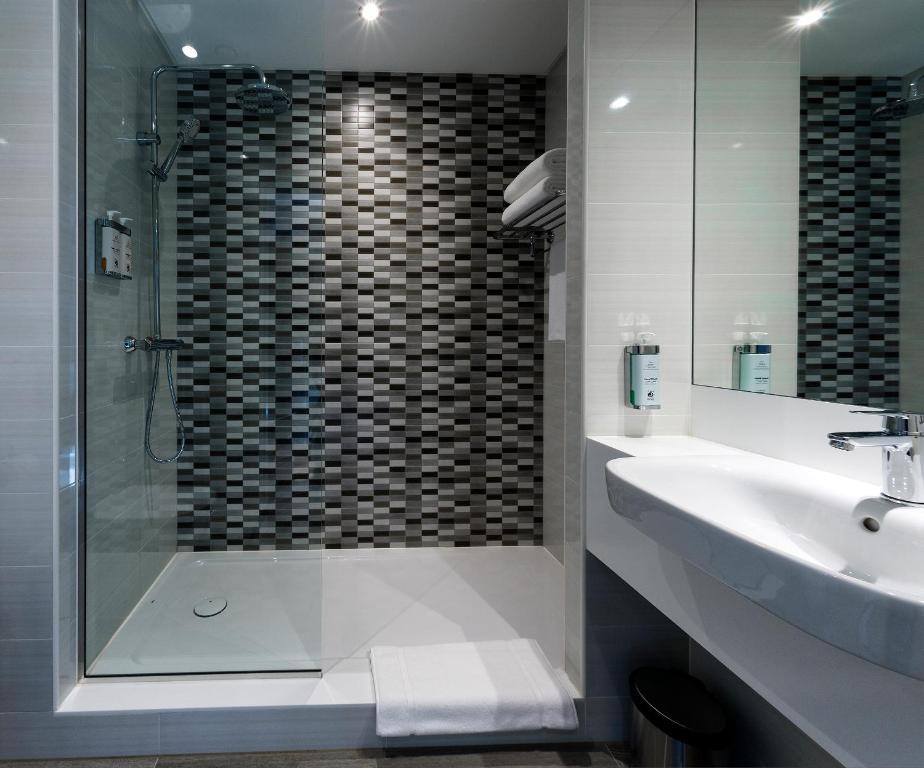 Premier Inn Dubai Barsha Heights 8