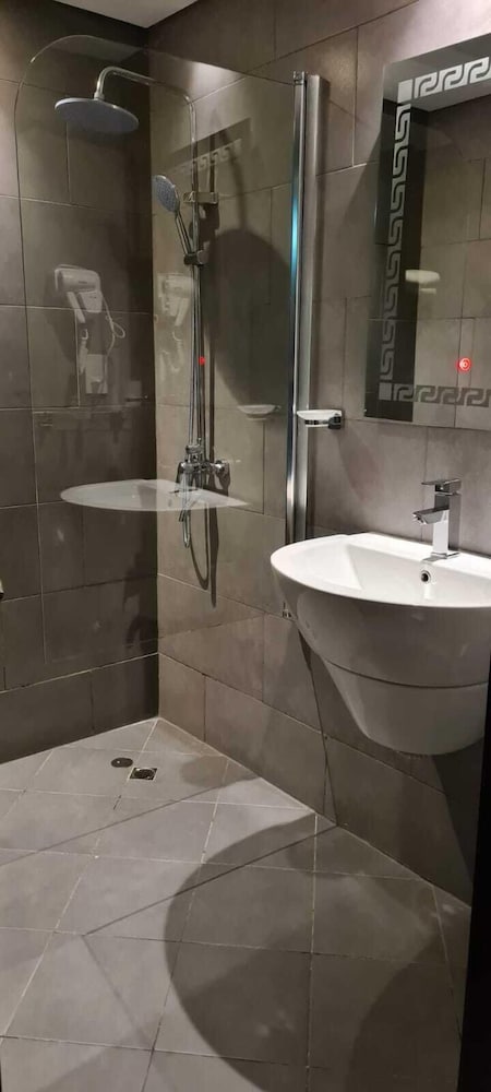 Raha Grand Hotel 9