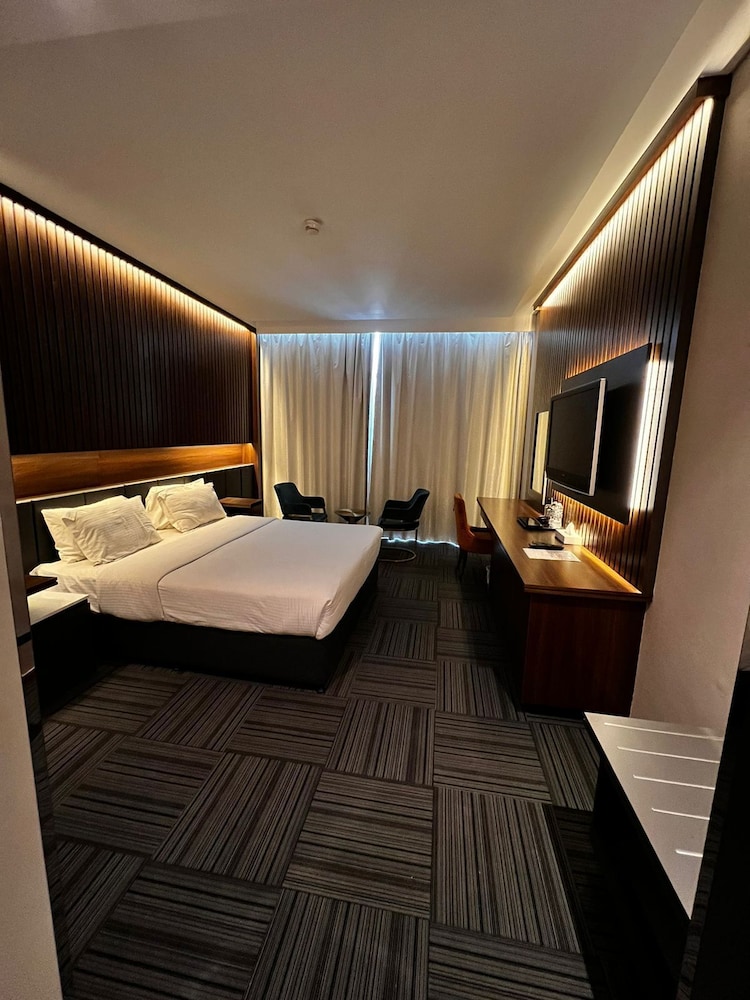 Raha Grand Hotel 4