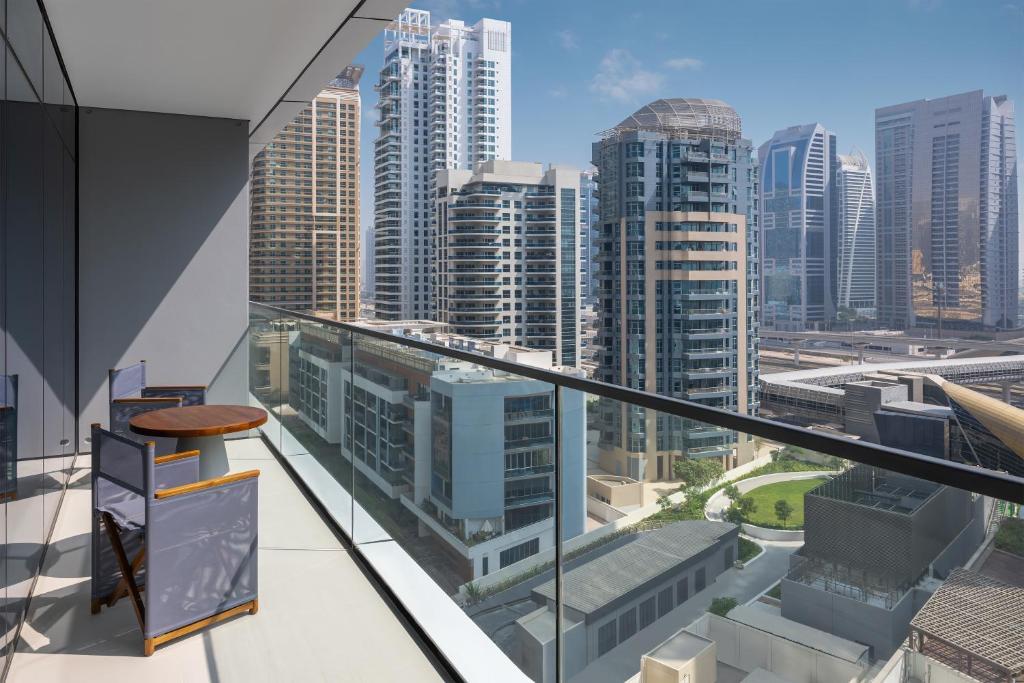 Vida Dubai Marina & Yacht Club 11