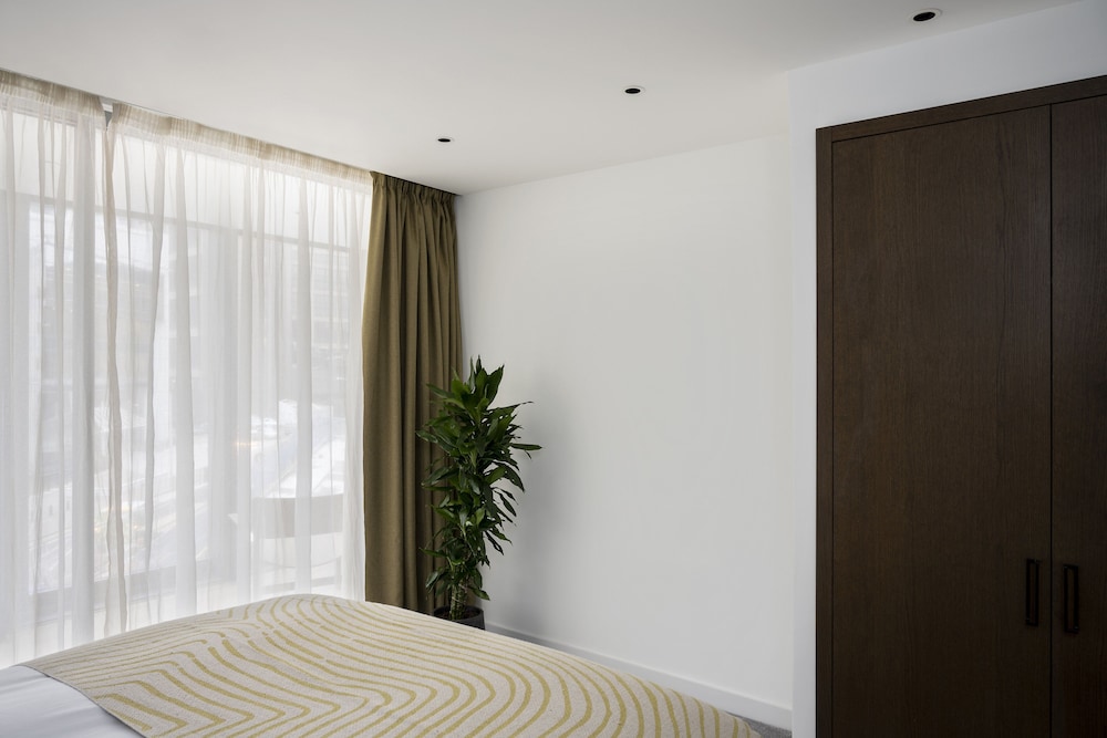 Cove Landmark Pinnacle 18