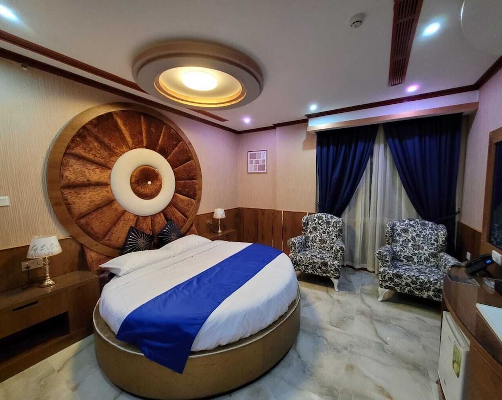 Camphor Hotel 24