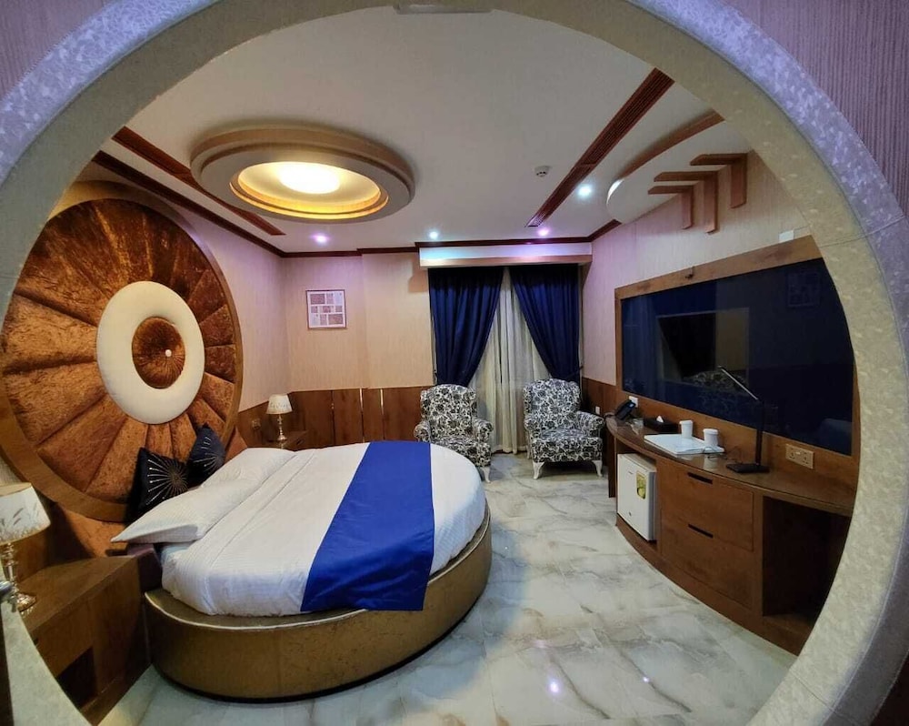 Camphor Hotel 23