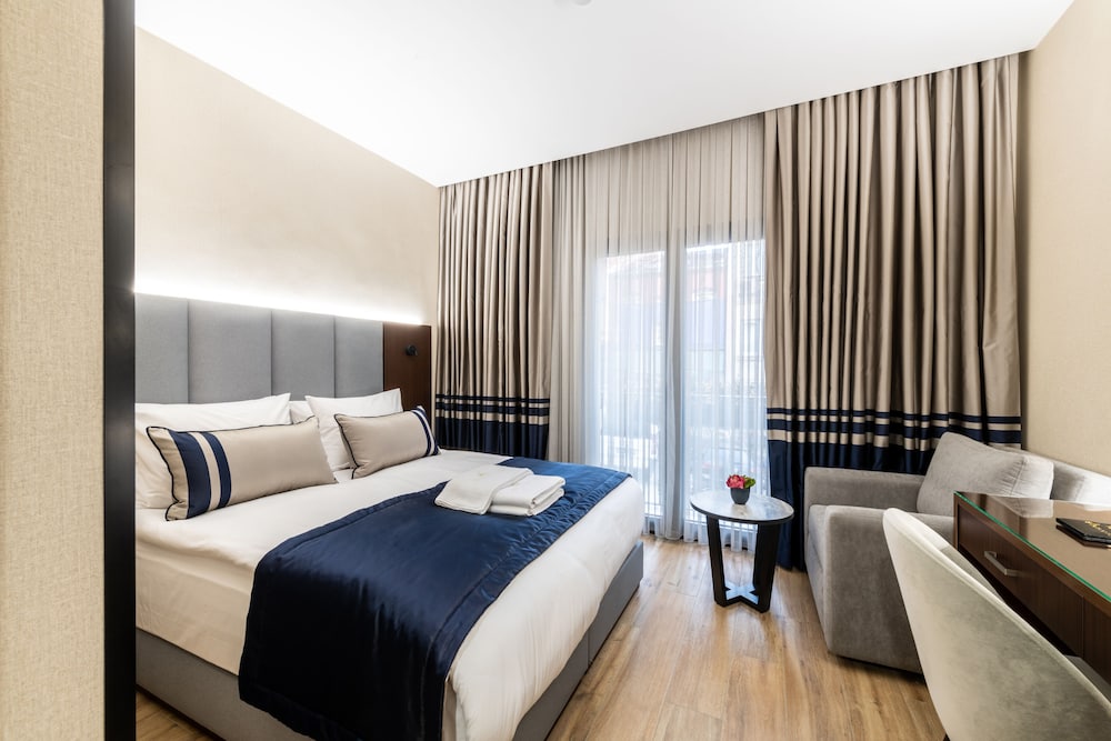 Aprilis Deluxe Hotel 8