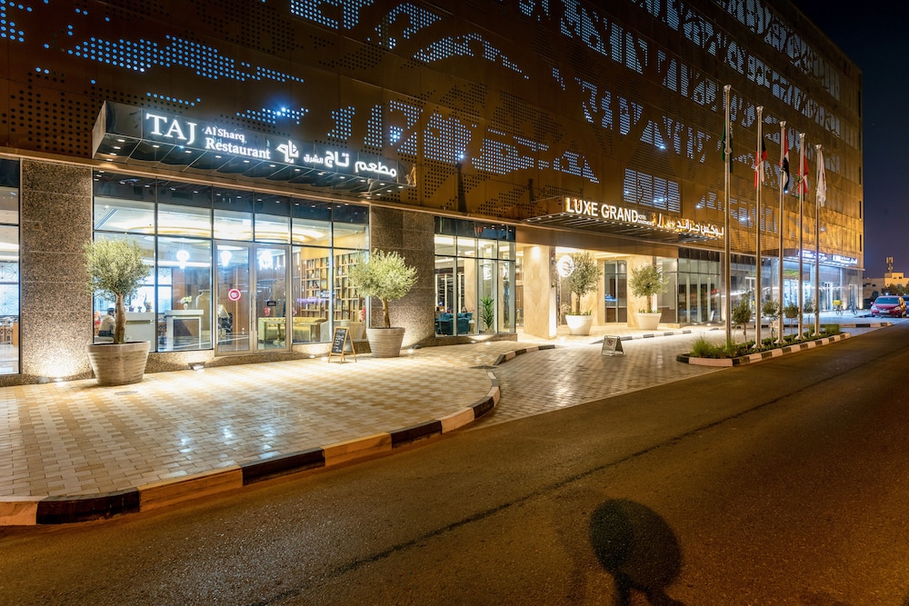 Luxe Grand Hotel Apartments 20