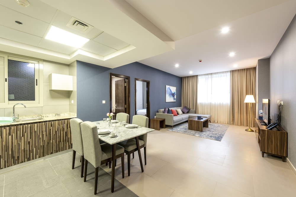 Luxe Grand Hotel Apartments 4