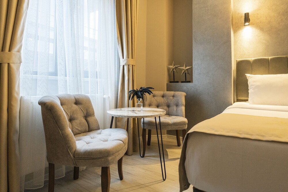 Monezza Hotel 24