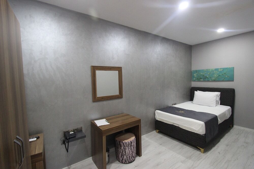 Monezza Hotel 8