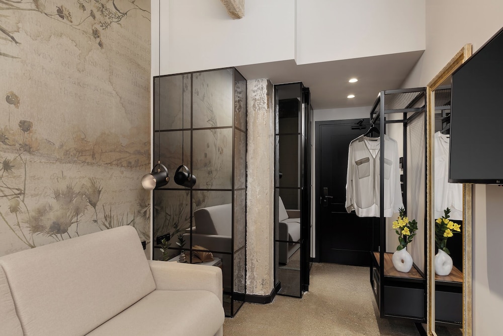 Anise Aluma Athens, Tapestry Collection by Hilton 23