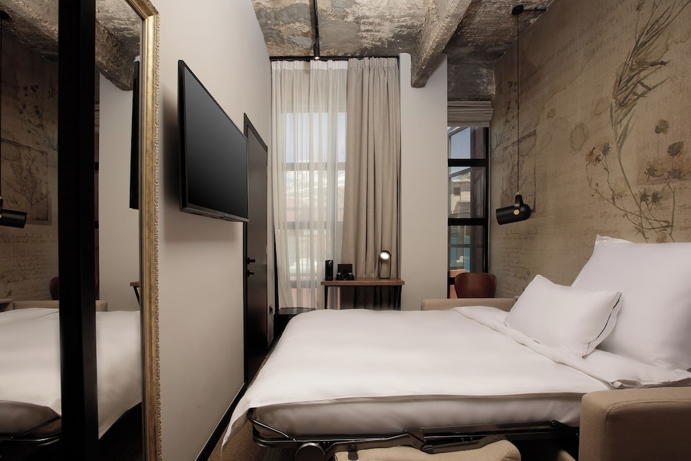 Anise Aluma Athens, Tapestry Collection by Hilton 21