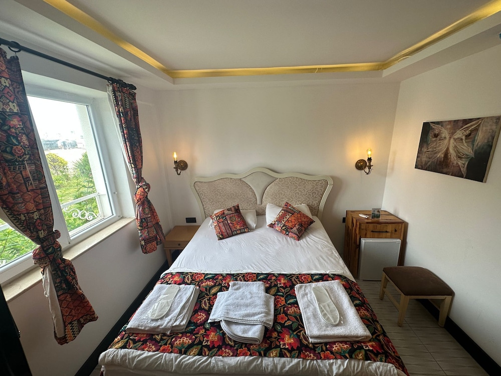 White Country Hotel 4