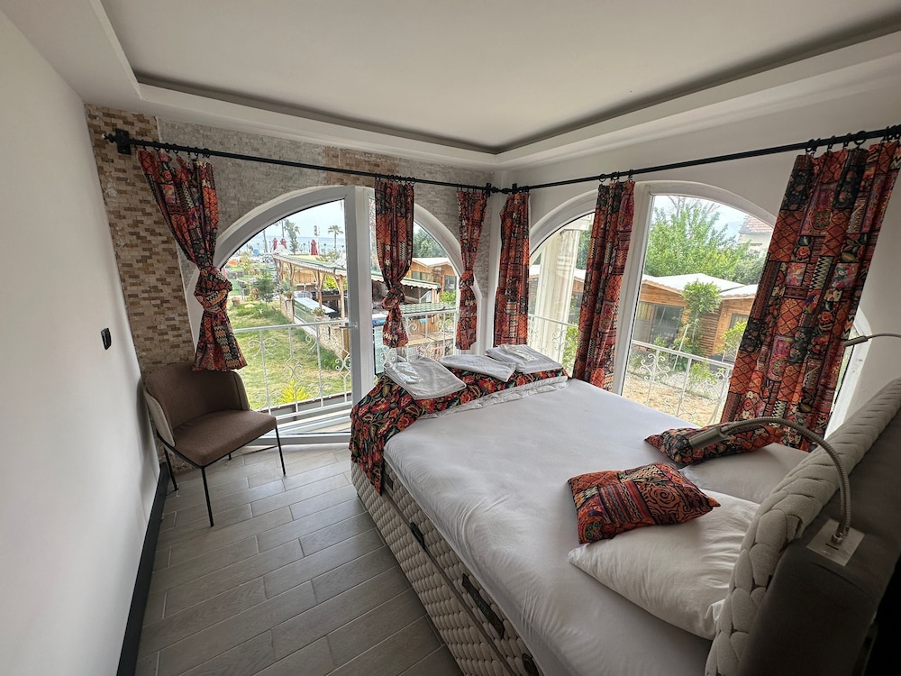 White Country Hotel 8