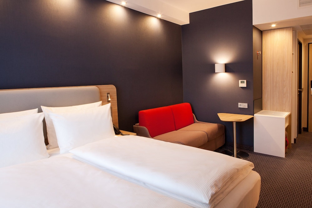 Holiday Inn Express Düsseldorf Airport 12