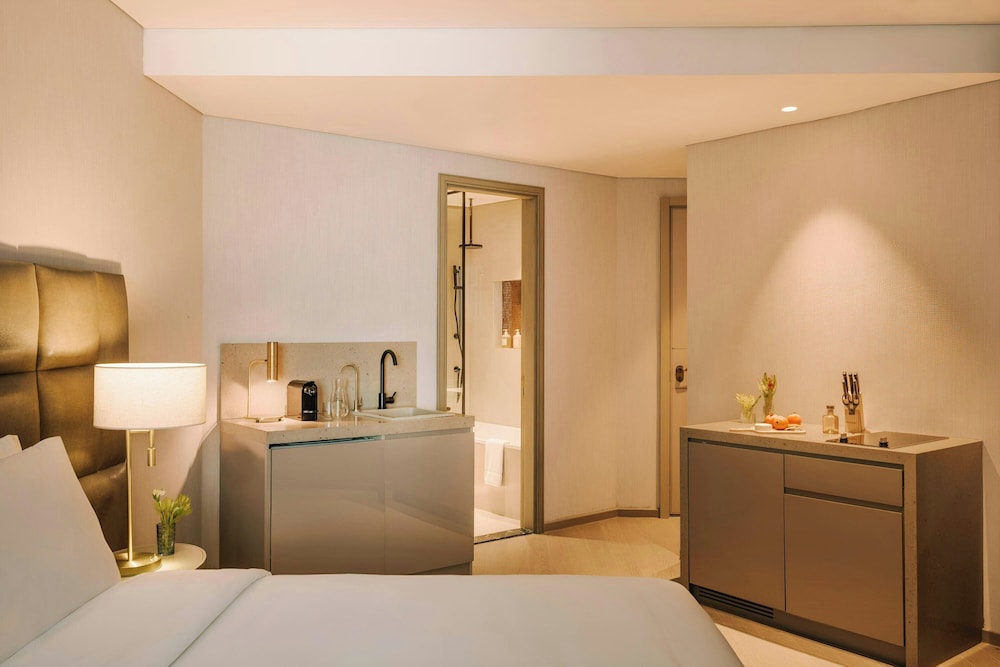 Aura Suites Downtown 18