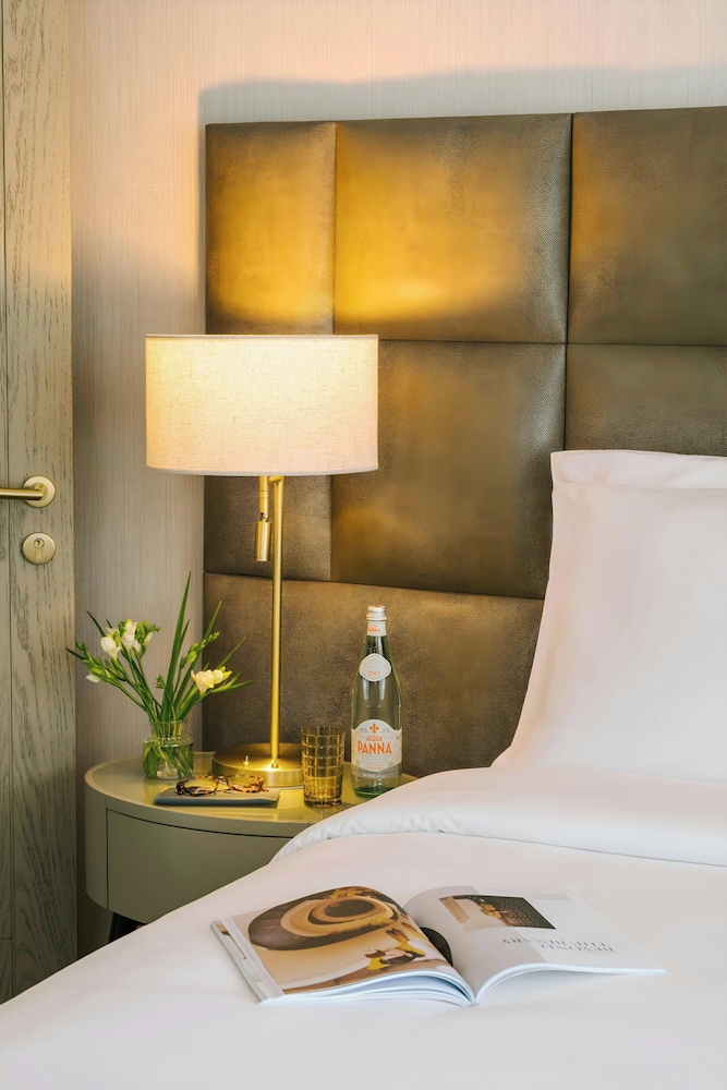 Aura Suites Downtown 14