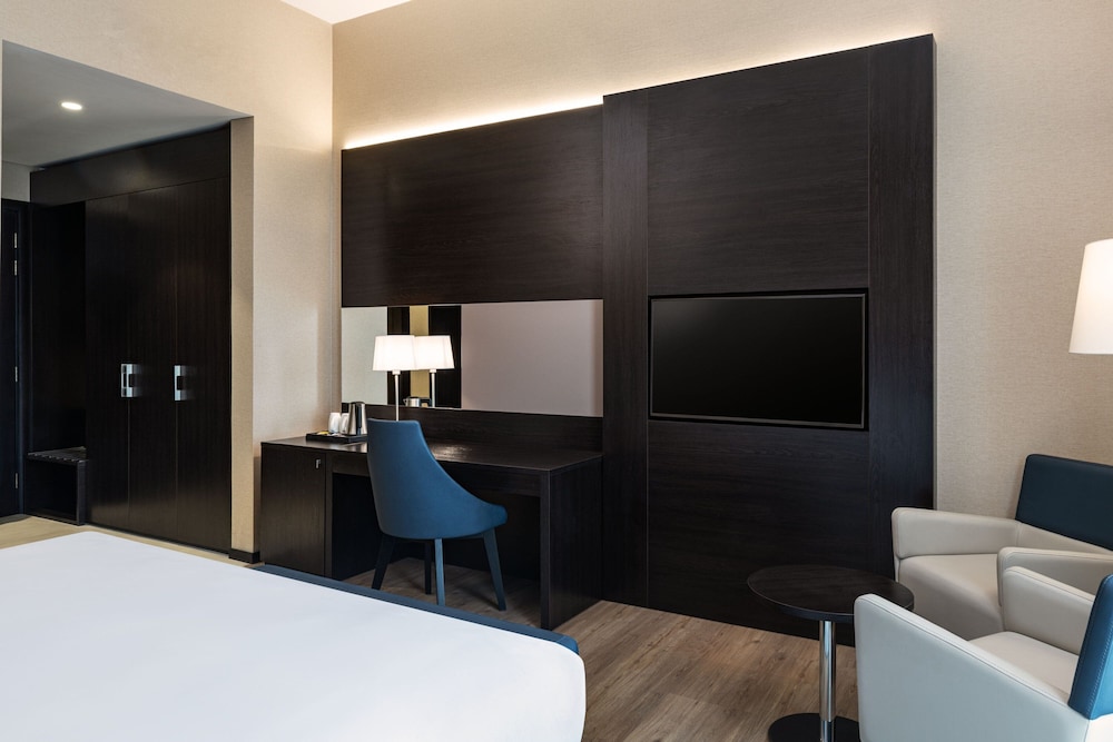 Four Points by Sheraton Production City, Dubai 7