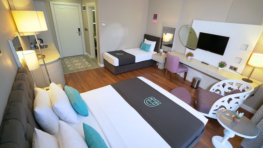 Homey AirPort Hotel 18