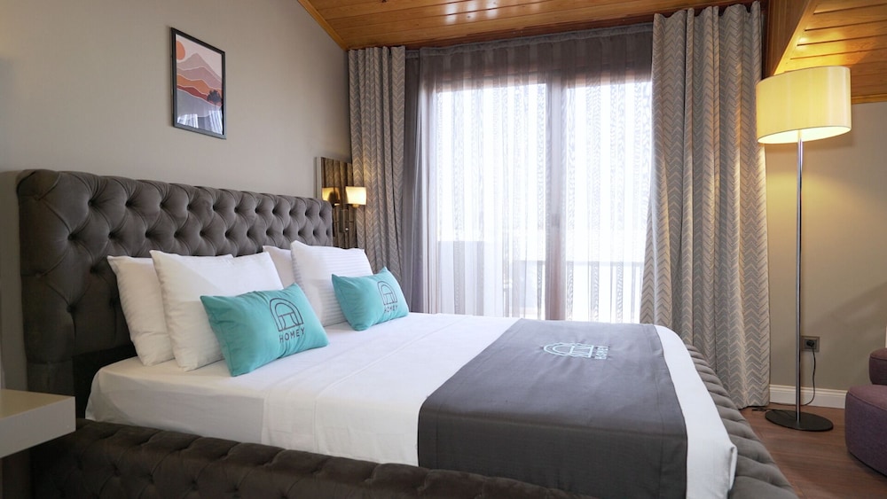 Homey AirPort Hotel 13