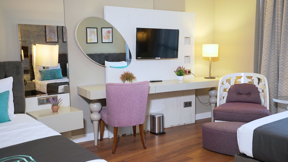 Homey AirPort Hotel 16