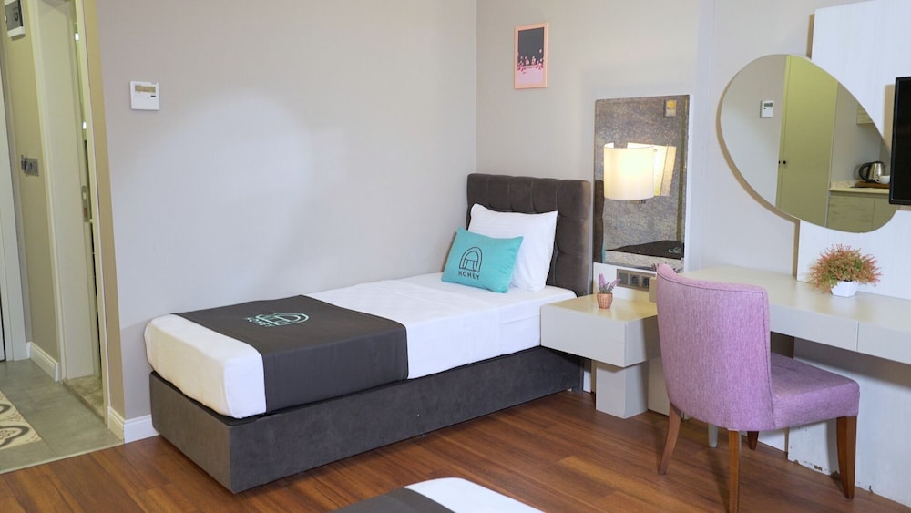 Homey AirPort Hotel 15