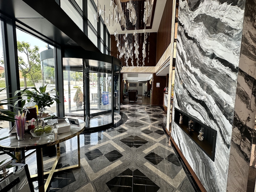 Operla Airport Hotels, Trademark Collection by Wyndham 2