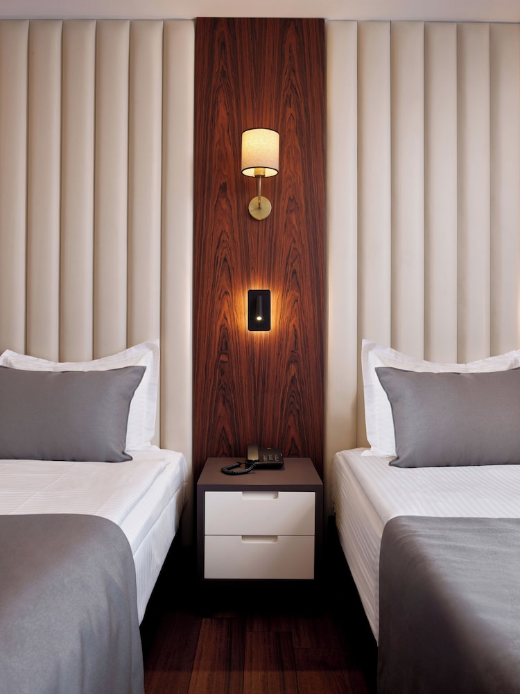 Shining Star Hotel 7