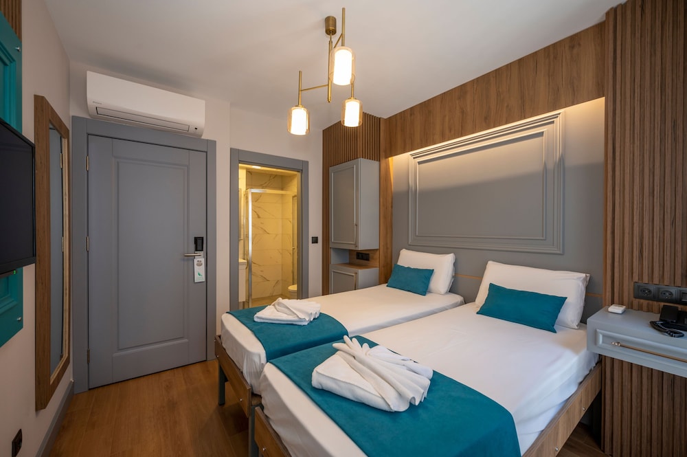 Lynda Hotel 22