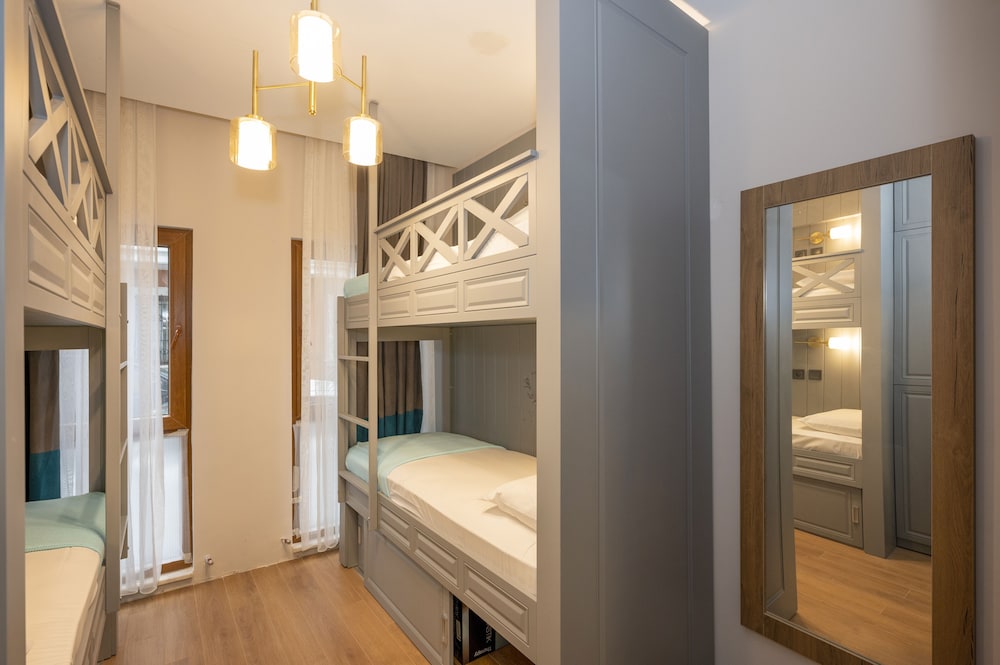 Lynda Hotel 24