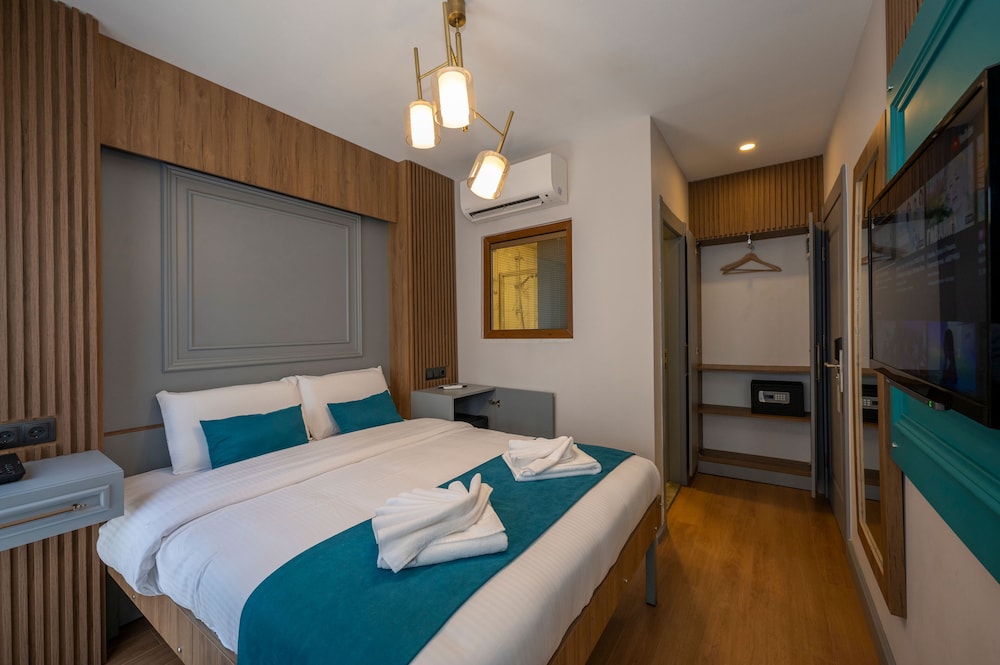 Lynda Hotel 8