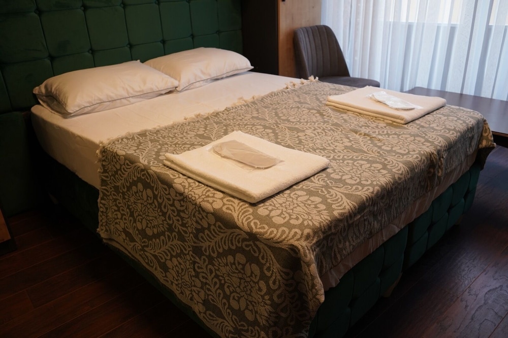 Middle Village Suite Hotel 14