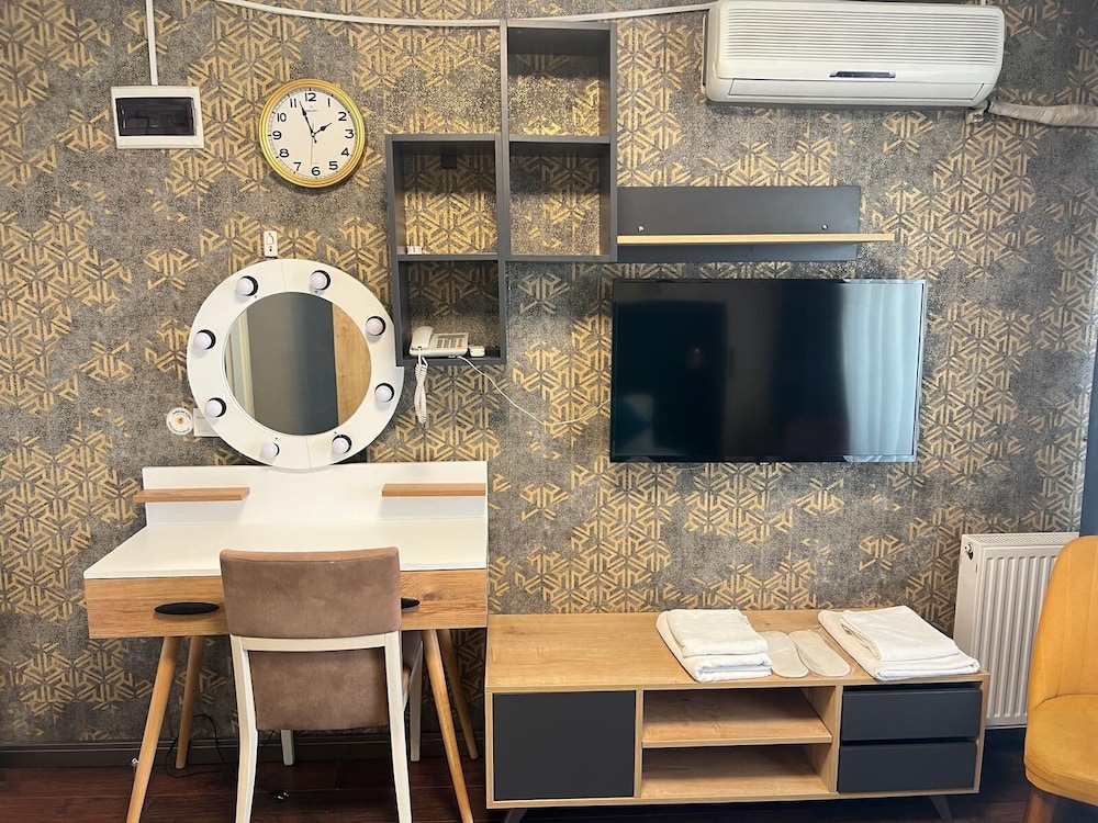 Middle Village Suite Hotel 8