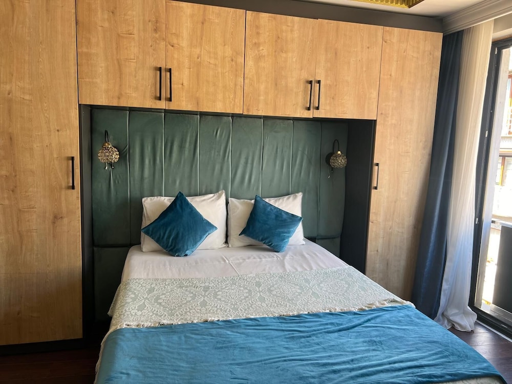 Middle Village Suite Hotel 7