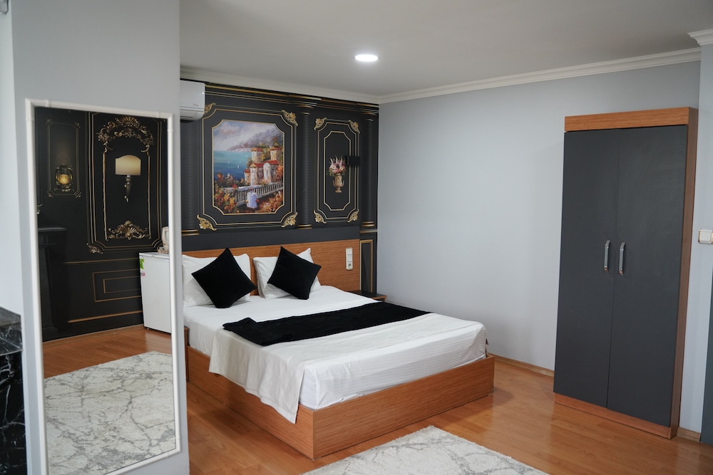 Heraldic Room Hotel 23
