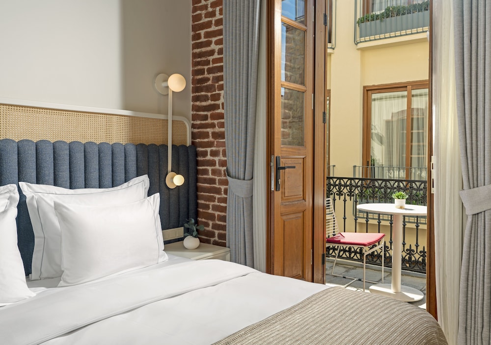 Ecole St. Pierre Hotel 17