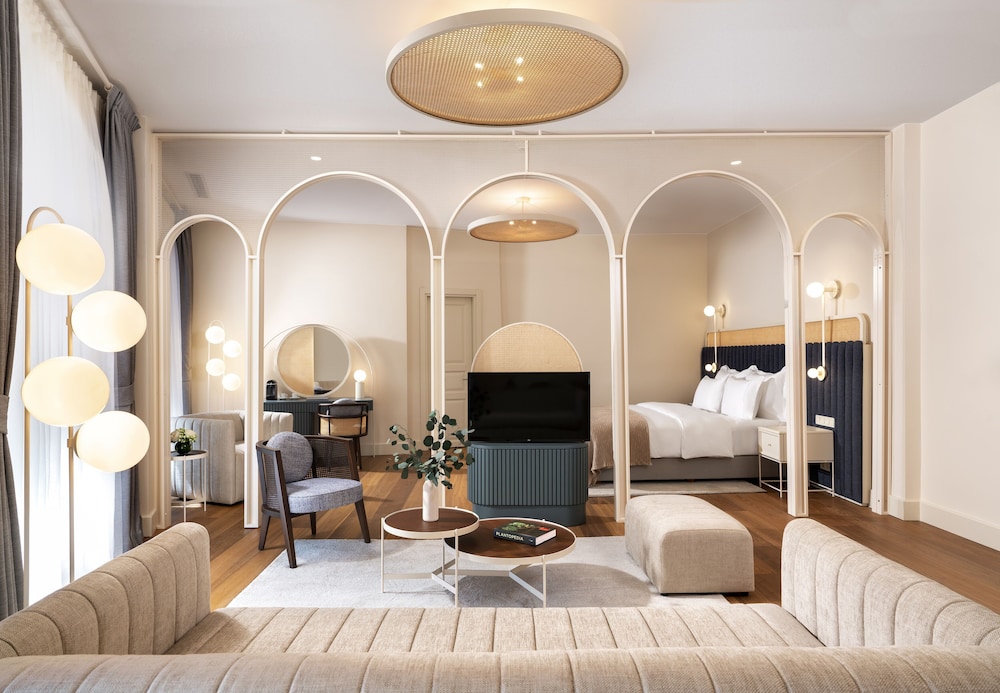 Ecole St. Pierre Hotel 12