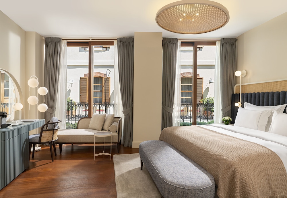 Ecole St. Pierre Hotel 13