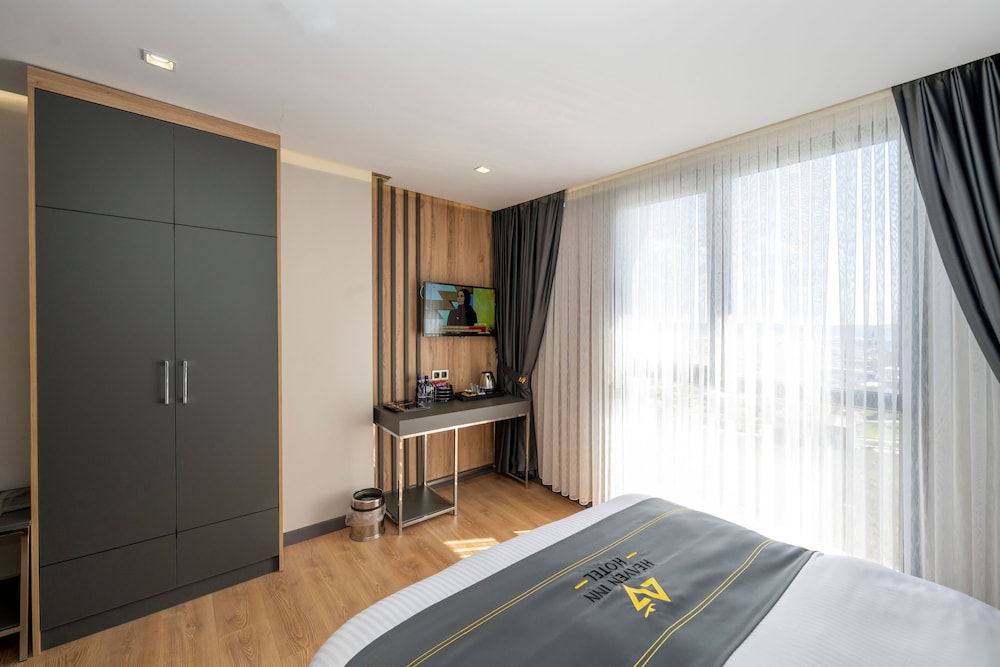Heaven Inn Airport Hotel 11