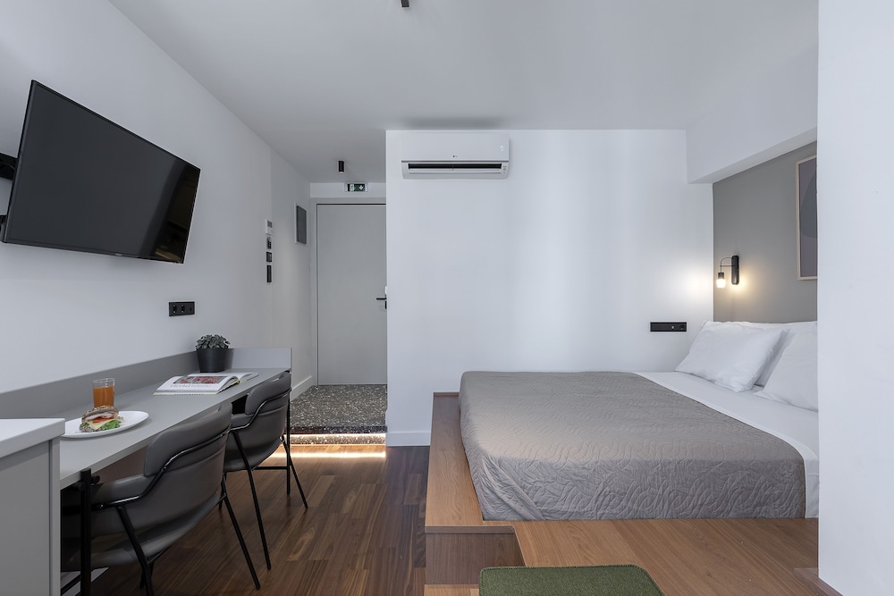 The Athenians Art Apartments 16