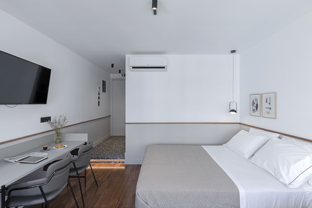 The Athenians Art Apartments 23