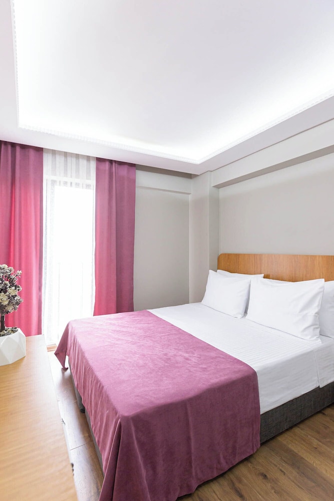 Ria Suites Hotel 12
