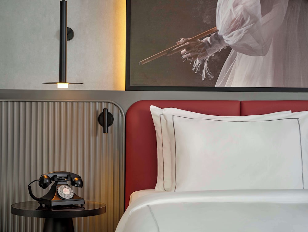 Radisson RED Berlin Kudamm 24