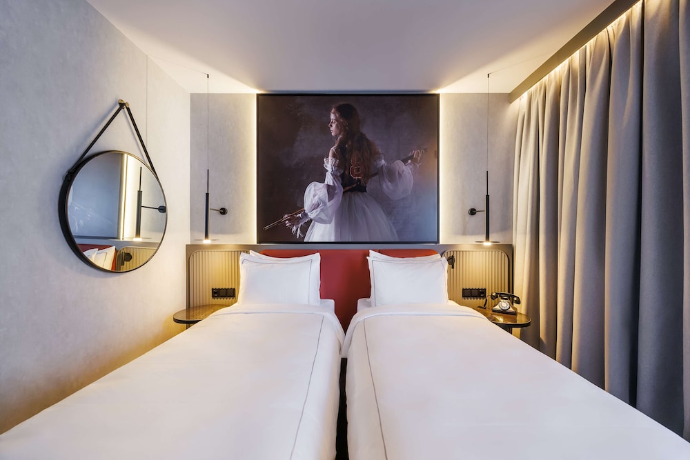 Radisson RED Berlin Kudamm 13