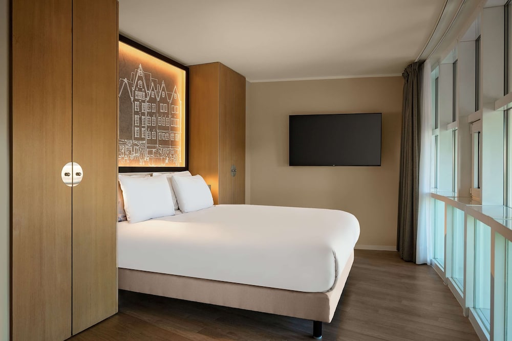 Wasserturm Hotel Cologne, Curio Collection by Hilton 7